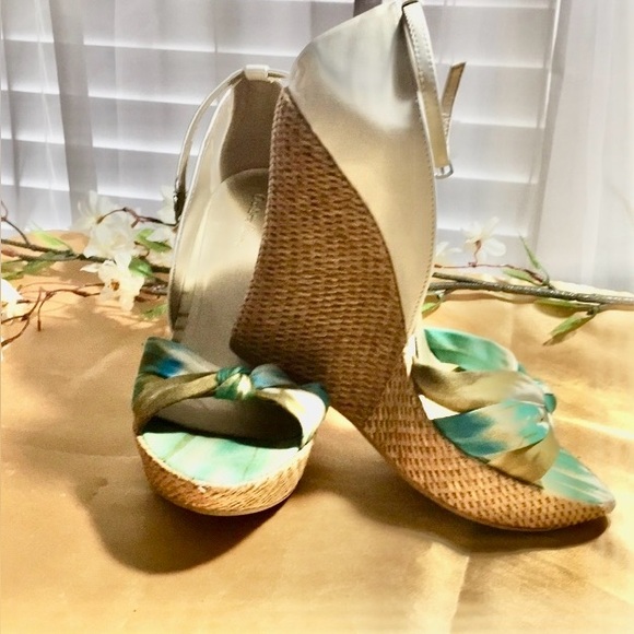 CHARLOTTE RUSSE SANDALS - Picture 2 of 8